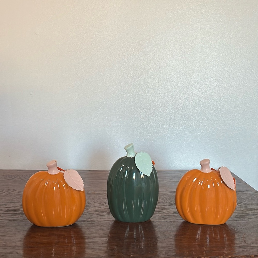 NWT- Set of 3- Orange & Green Ceramic Pumpkins Set w/ Metal Leaves 🍂